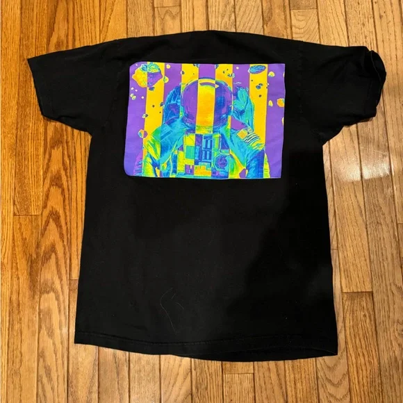 NASA t-shirt with beautiful graphics on front and back - Picture 2 of 6